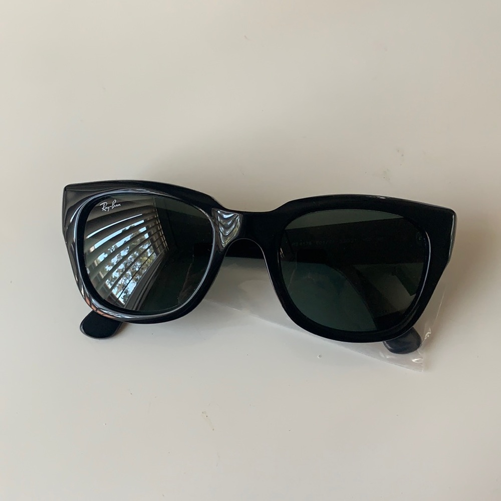 NWT Ray Ban black sunnies